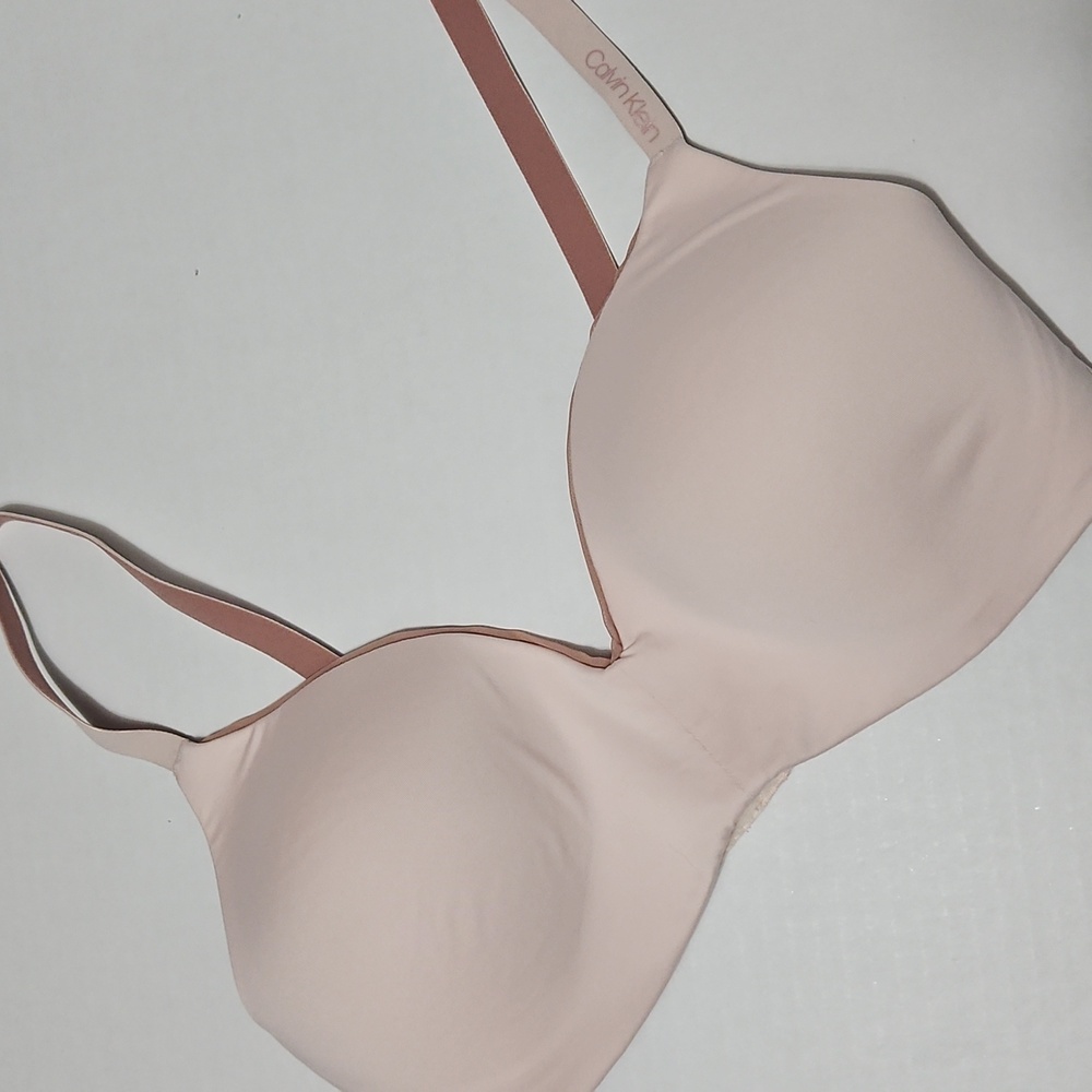 Calvin Klein Women's Light Pink Seamless Wireless Comfy Bra Size M
